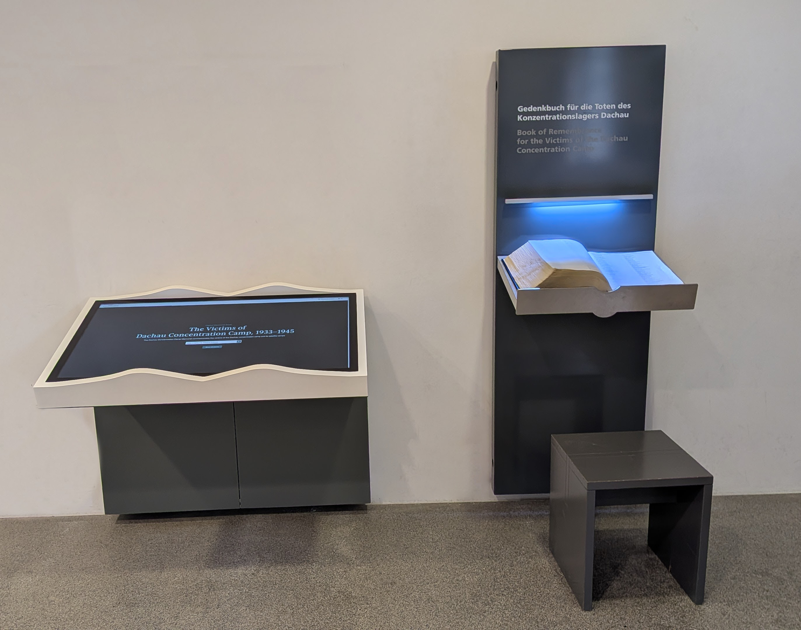 Terminal des Digitalen Gedenkbuchs „Die Toten des KZ Dachau 1933–1945“ im Gedenkraum der Gedenkstätte, 2026.